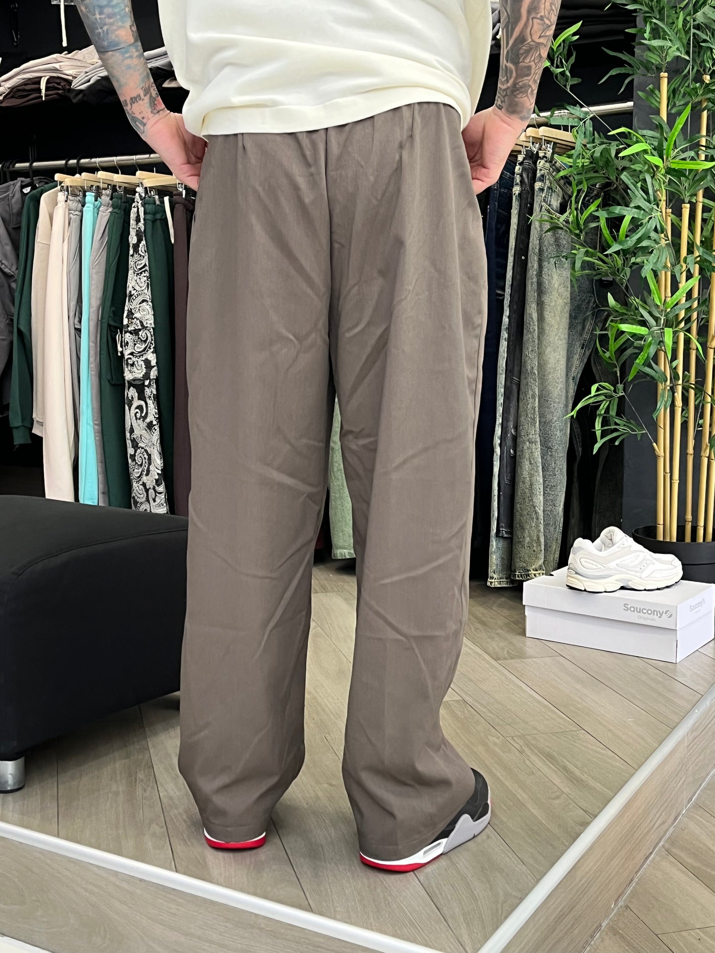 PANTALONE CON PINCE FANGO