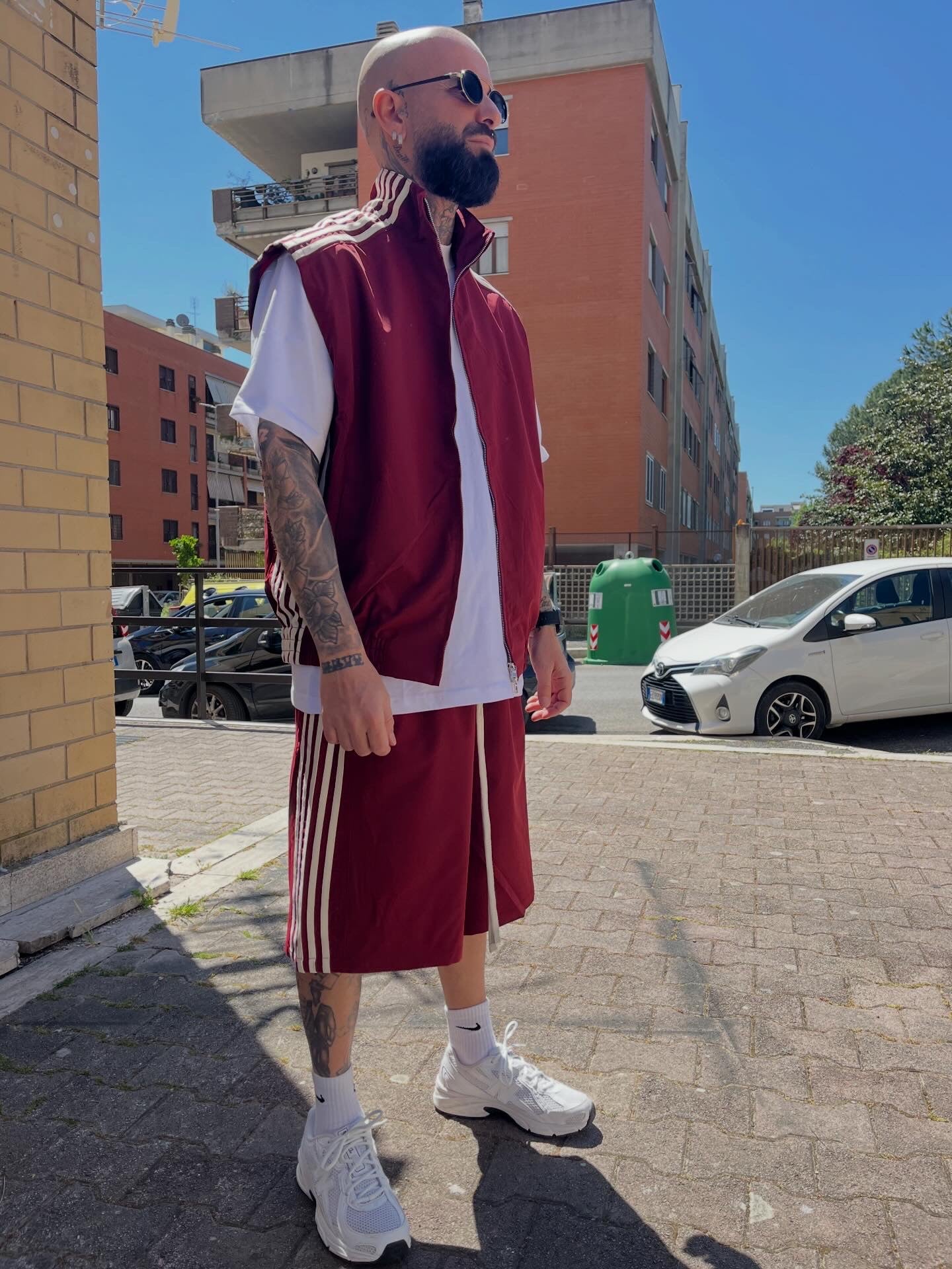Completo bordeaux sportivo