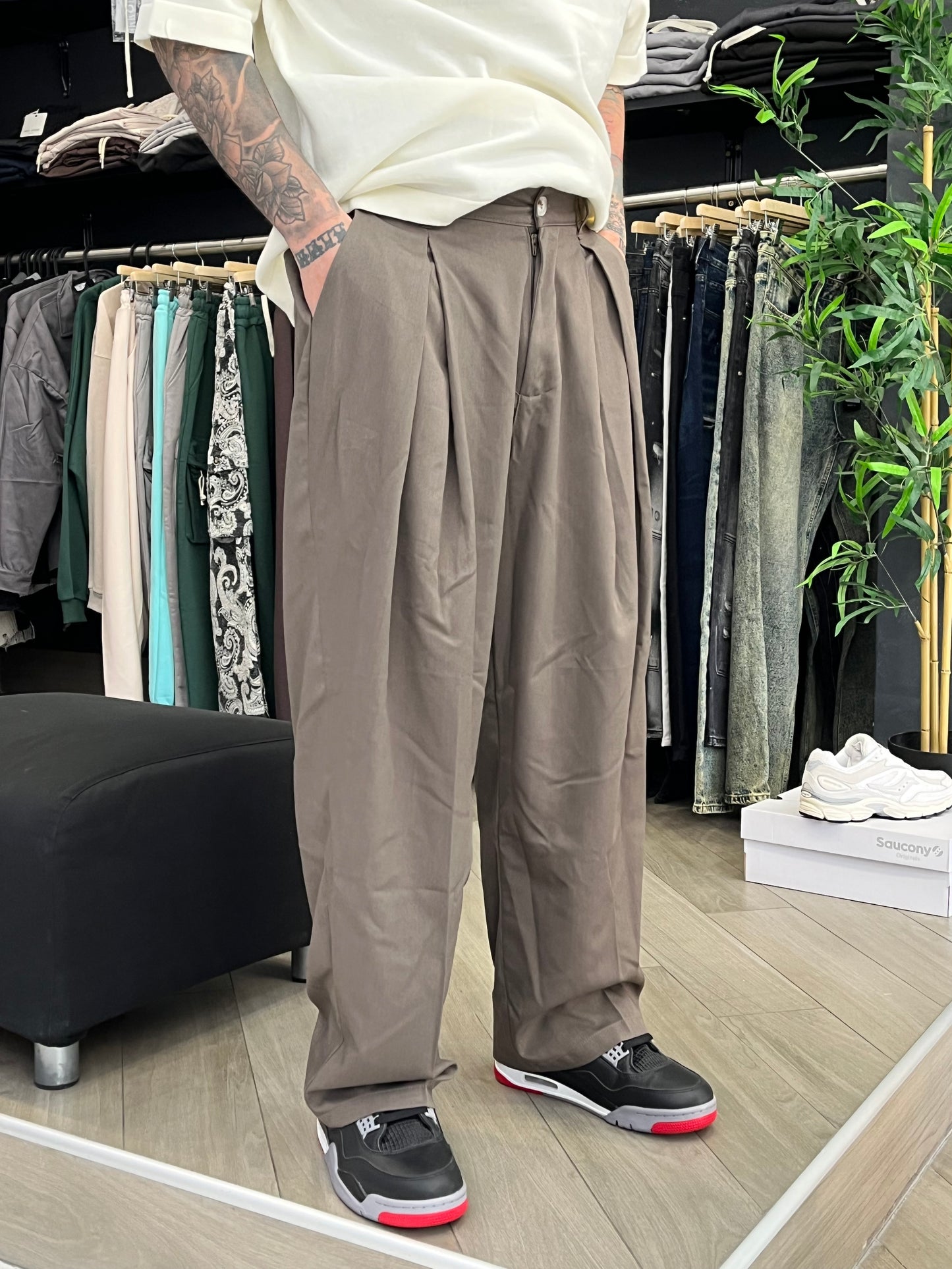 PANTALONE CON PINCE FANGO
