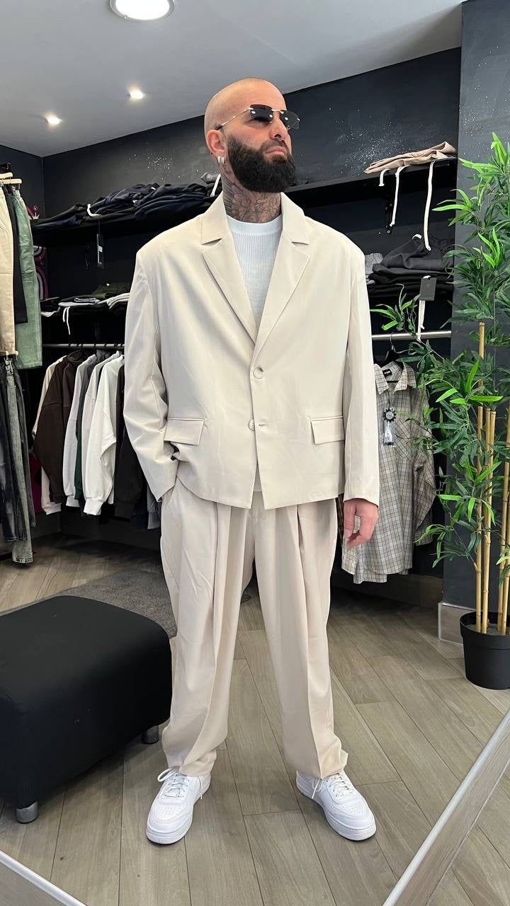 Abito beige giacca crop pantalone over