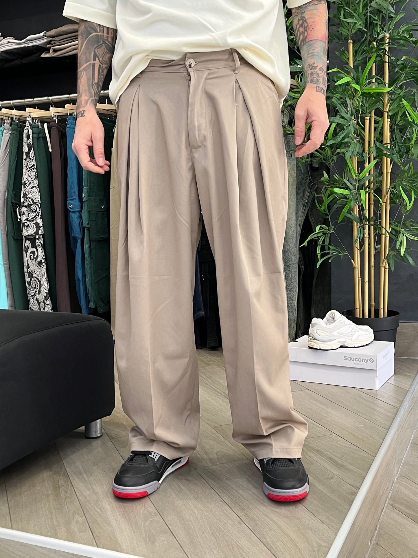PANTALONE CON PINCE BEIGE