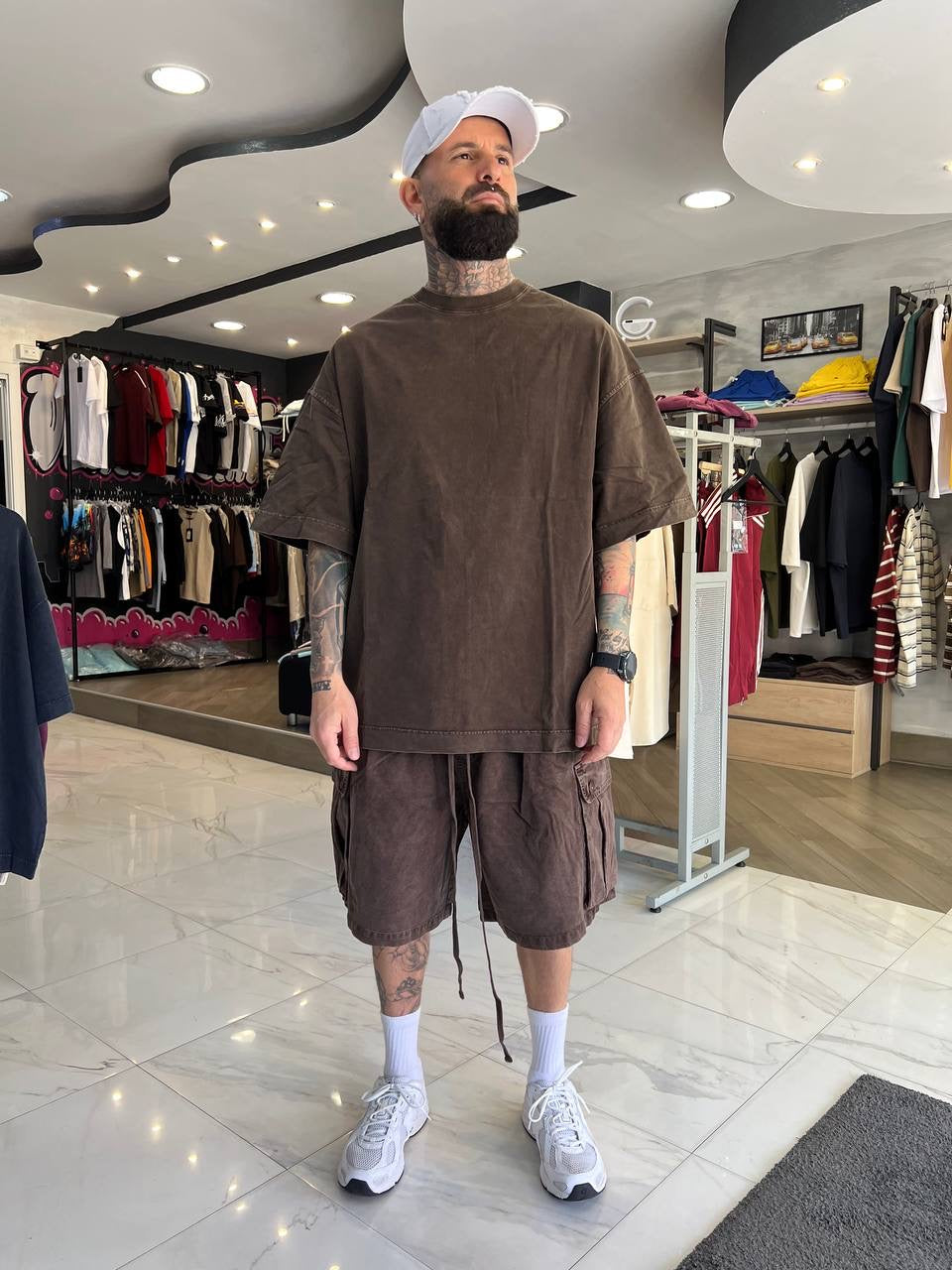 T-shirt slavata marrone oversize