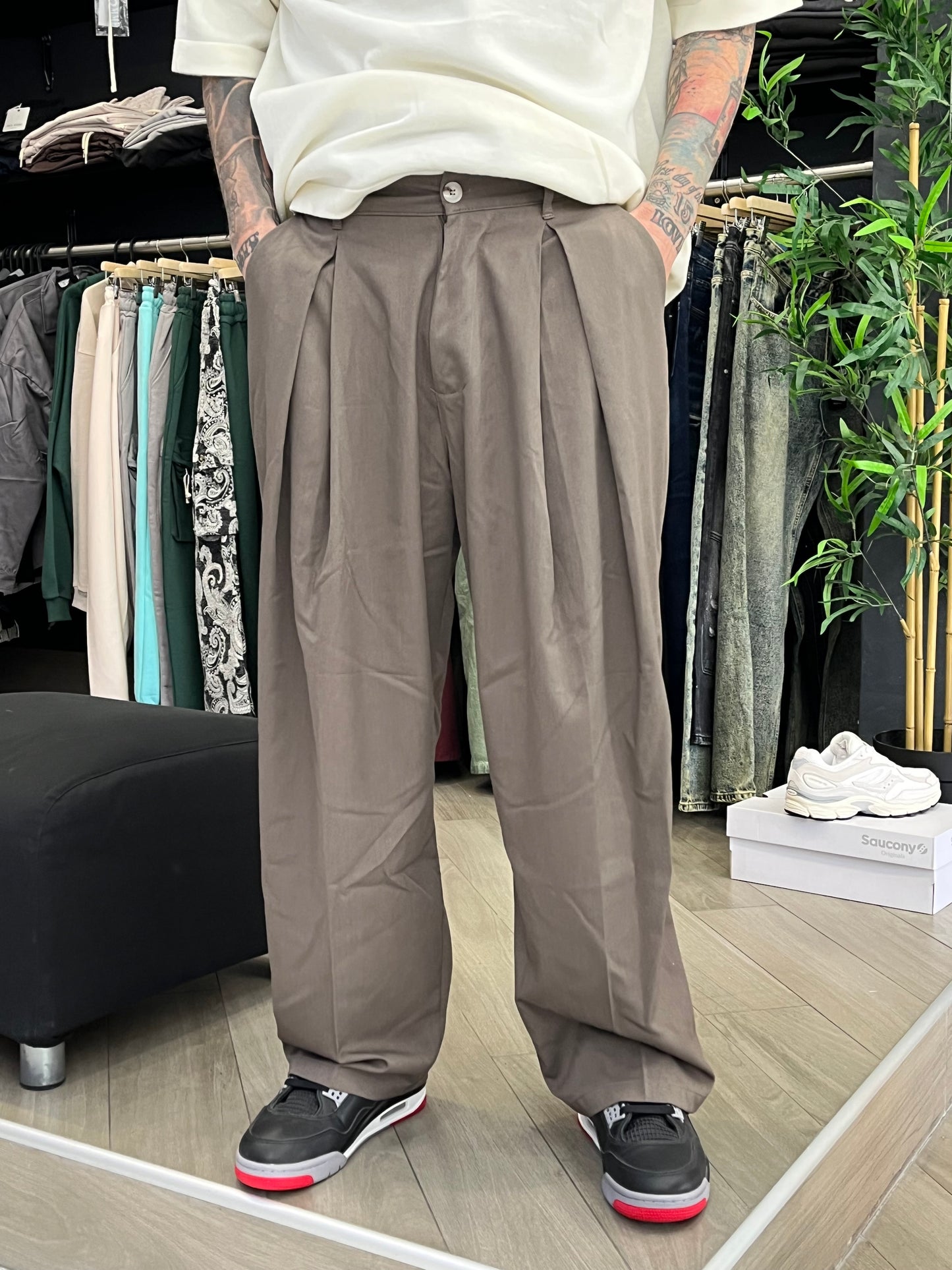 PANTALONE CON PINCE FANGO