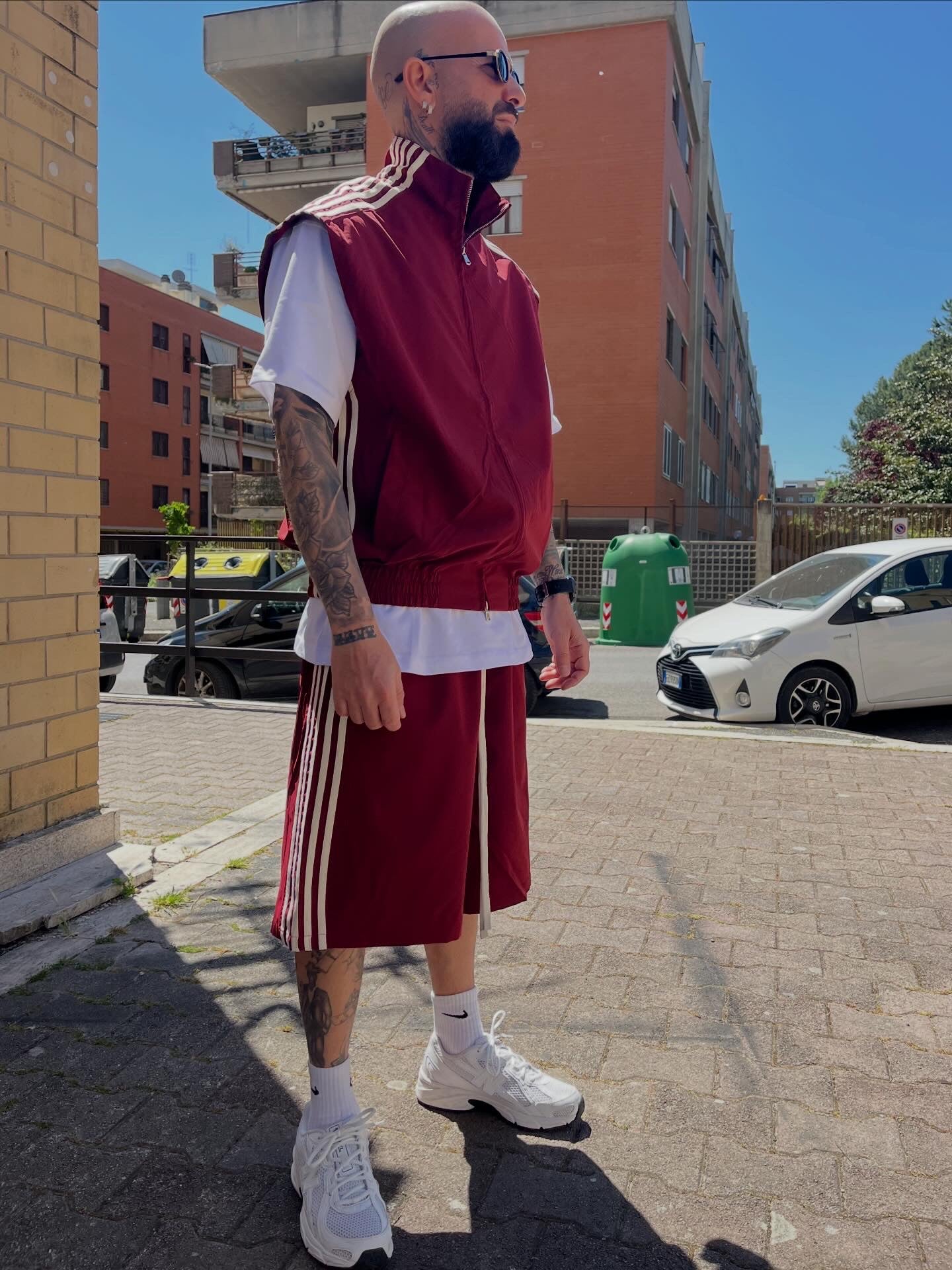 Completo bordeaux sportivo