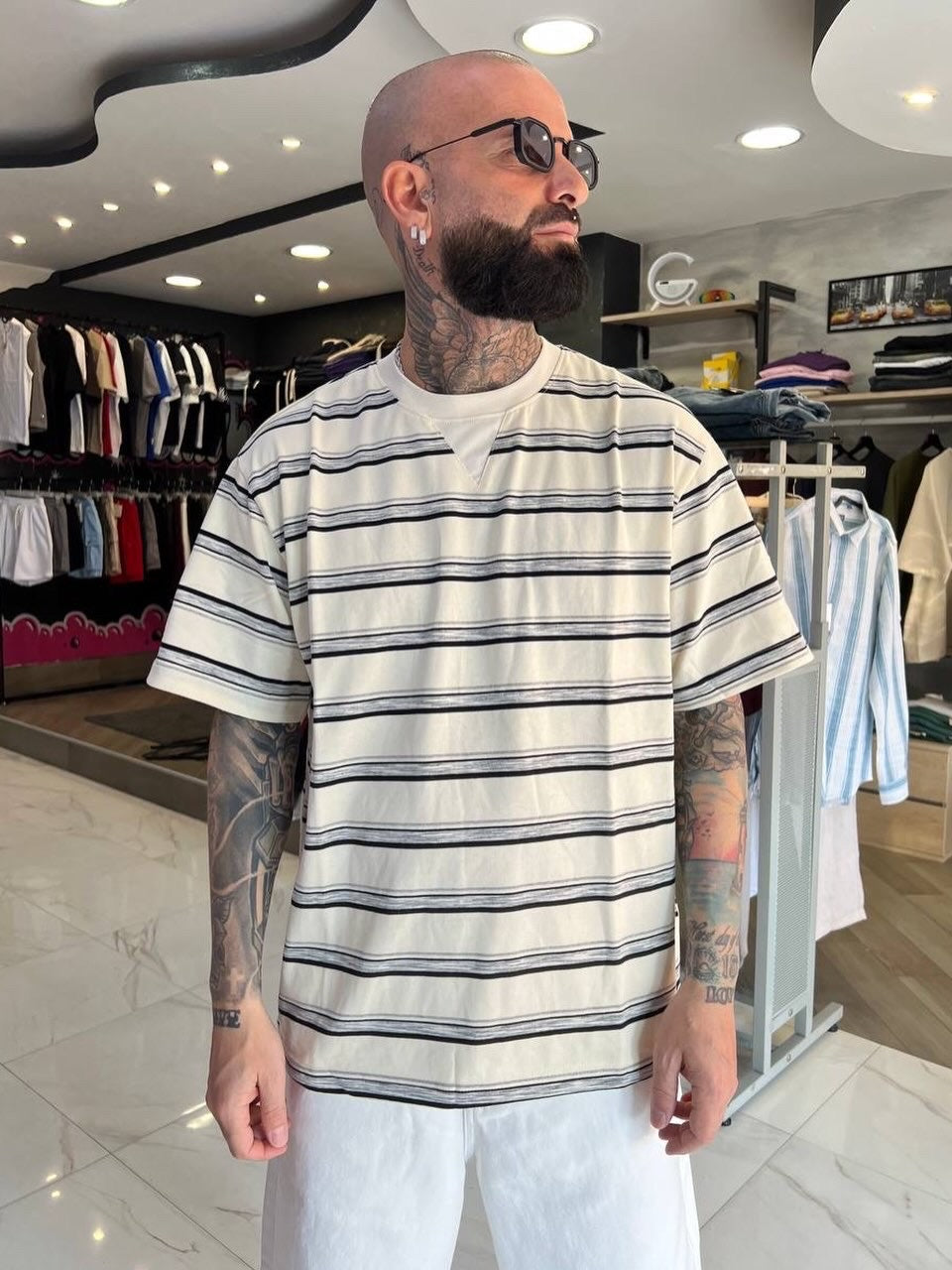 T-shirt bianca e grigia