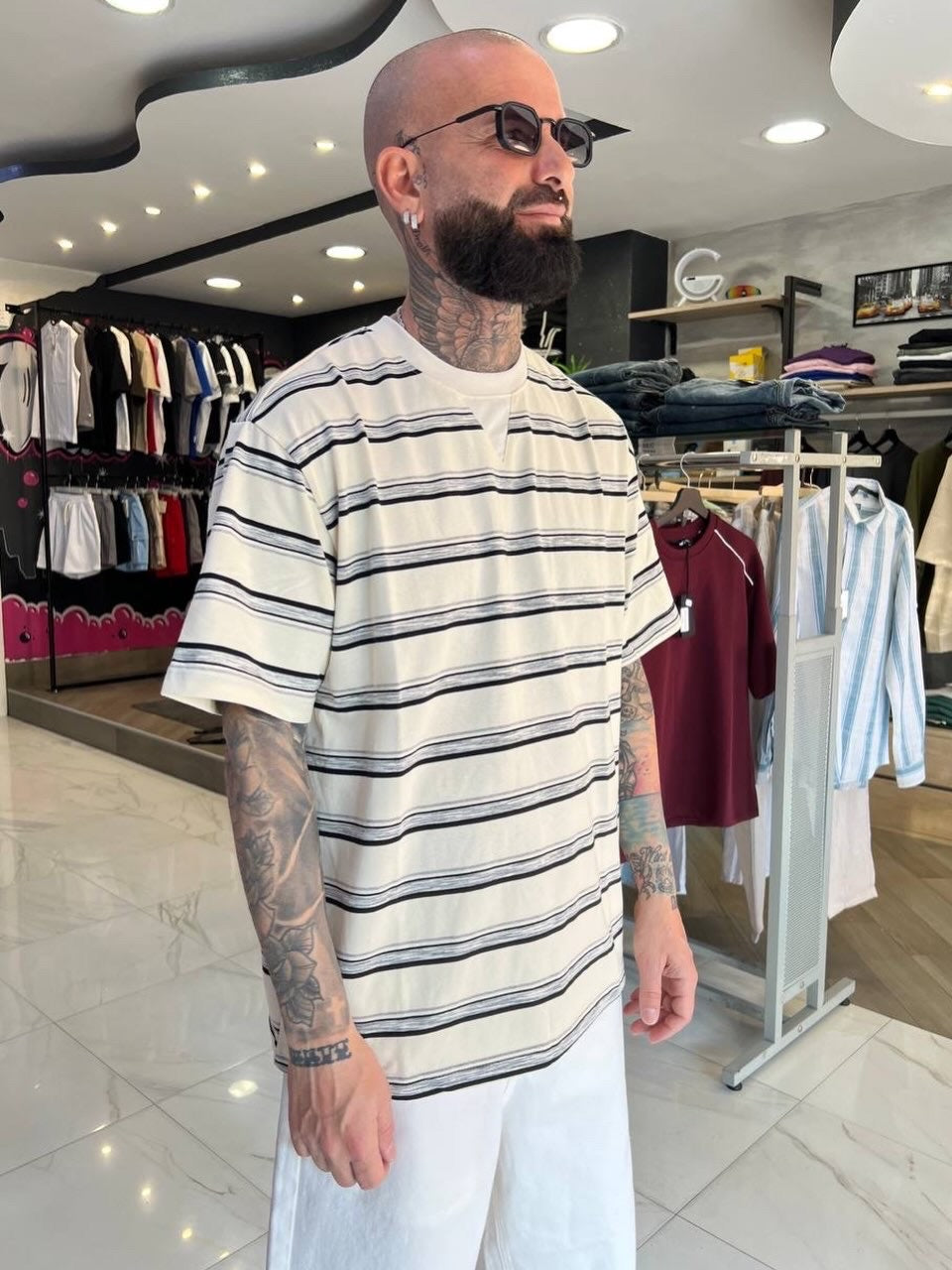 T-shirt bianca e grigia