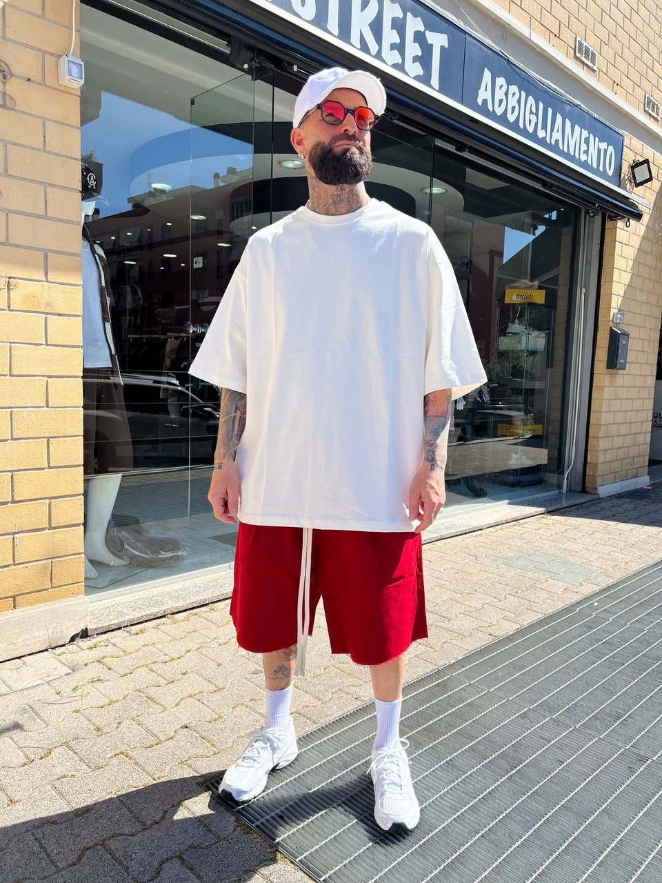 Pantaloncino rosso taglio vivo cotone