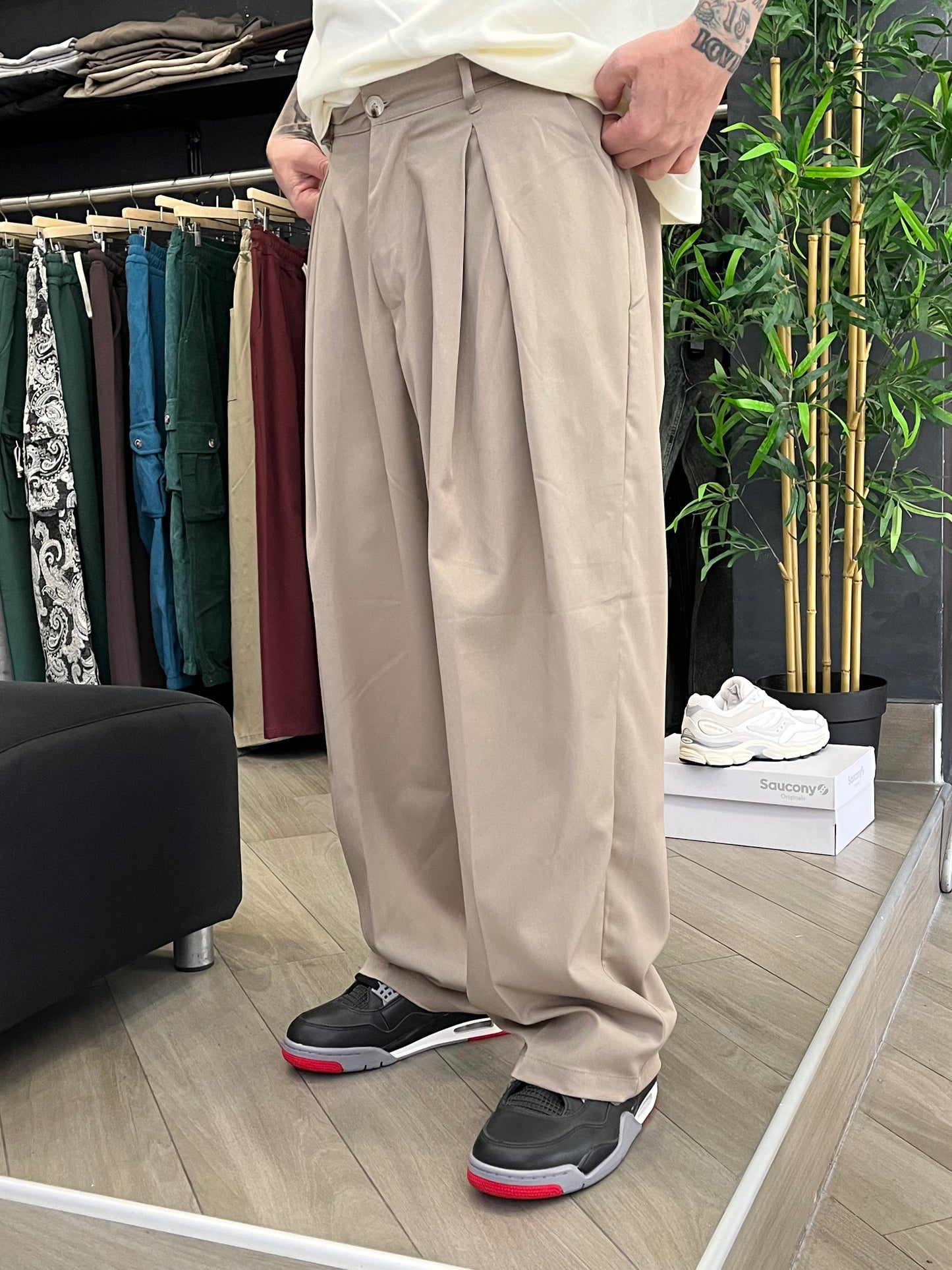 PANTALONE CON PINCE BEIGE
